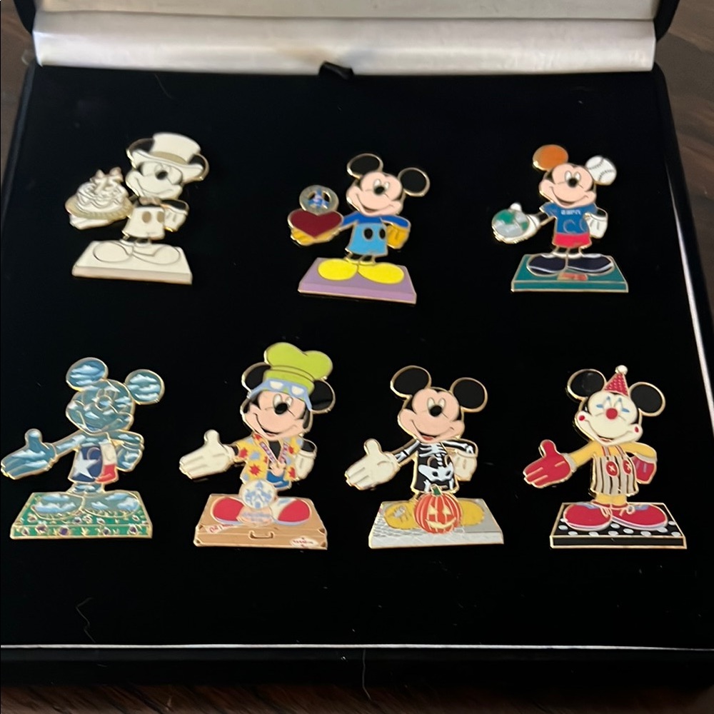 DISNEY ''Celebration'' 75 Years of Mickey InspEARations Boxed Pin Set